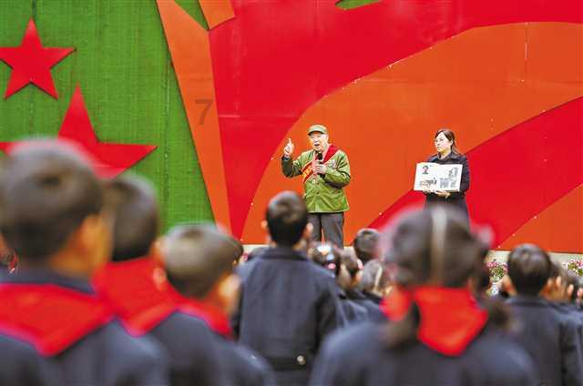 沙滩游玩的女孩们